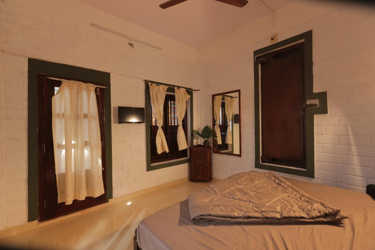 Mountde Kumarakom Exteriör bild