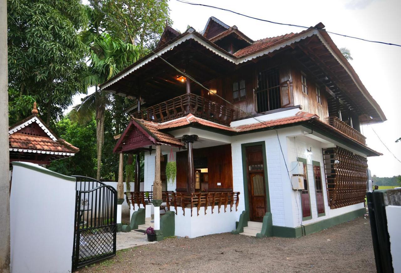 Mountde Kumarakom Exteriör bild